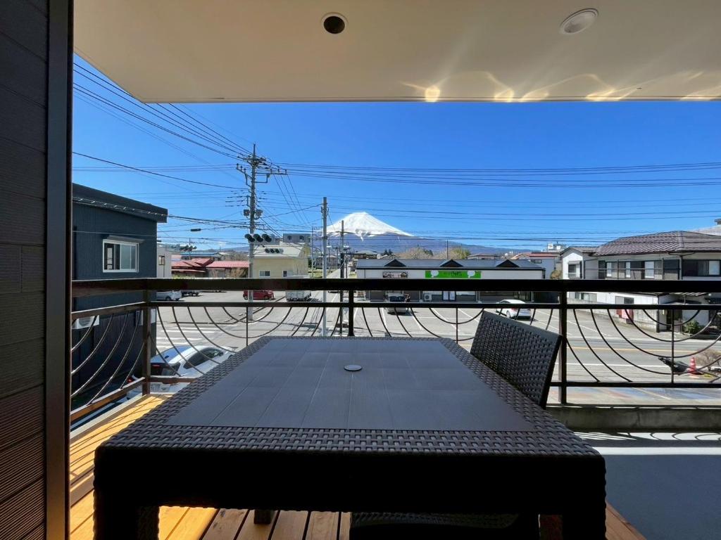 Balkón nebo terasa v ubytování PLEO 圧巻の富士山ビュー バルコニーあり モダンで綺麗な宿を貸し切り Max4名
