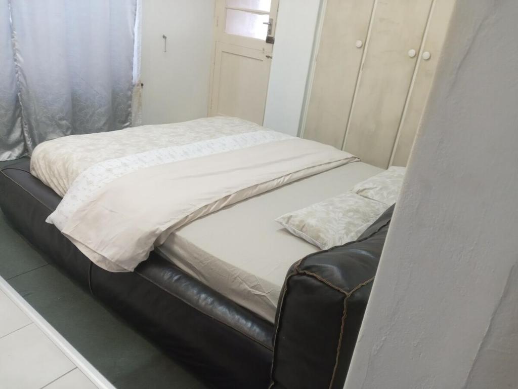 ストランドにあるHalibut Suiteの枕が2つ置かれたベッド