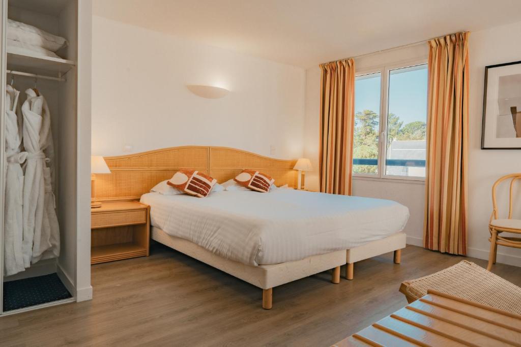 Postel nebo postele na pokoji v ubytování Hôtel Édenia - Spa Estime&Sens