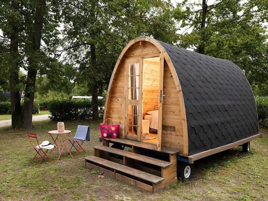 une petite cabane en bois avec un toit noir dans l'établissement Cabane 3 étoiles - eeid0d, à Bagneaux-sur-Loing