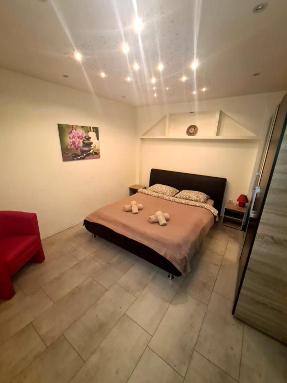 Un dormitorio con una cama con dos toallas encima. en Fantastic Belgrade Nights, en Belgrado
