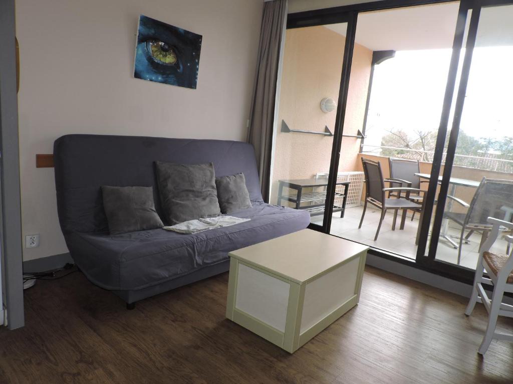 un salon avec un canapé et une table dans l'établissement Évasion azuréenne aux Parcs de Grimaud, à Grimaud