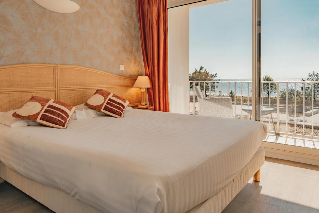 Postel nebo postele na pokoji v ubytování Hôtel Édenia - Spa Estime&Sens