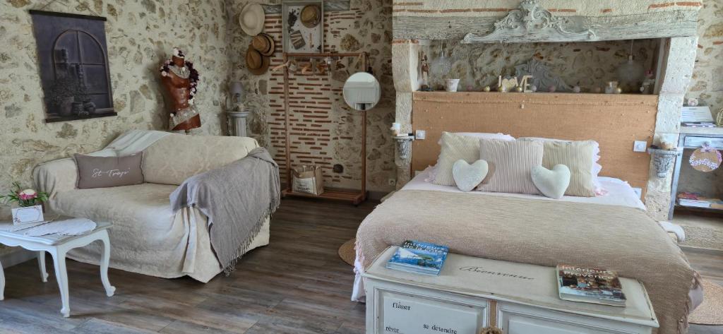 Ένα ή περισσότερα κρεβάτια σε δωμάτιο στο Au Clair de Vianne -Vue panoramique-chambres indépendantes- Chambre Romance avec jardin et jacuzzi privatifs-calme