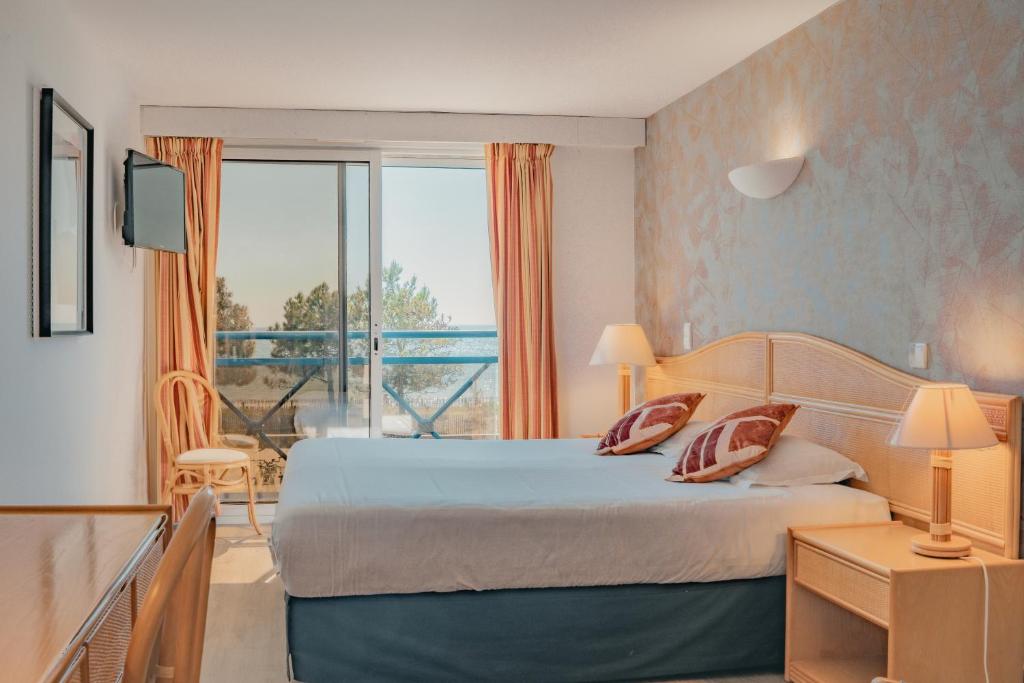 Postel nebo postele na pokoji v ubytování Hôtel Édenia - Spa Estime&Sens