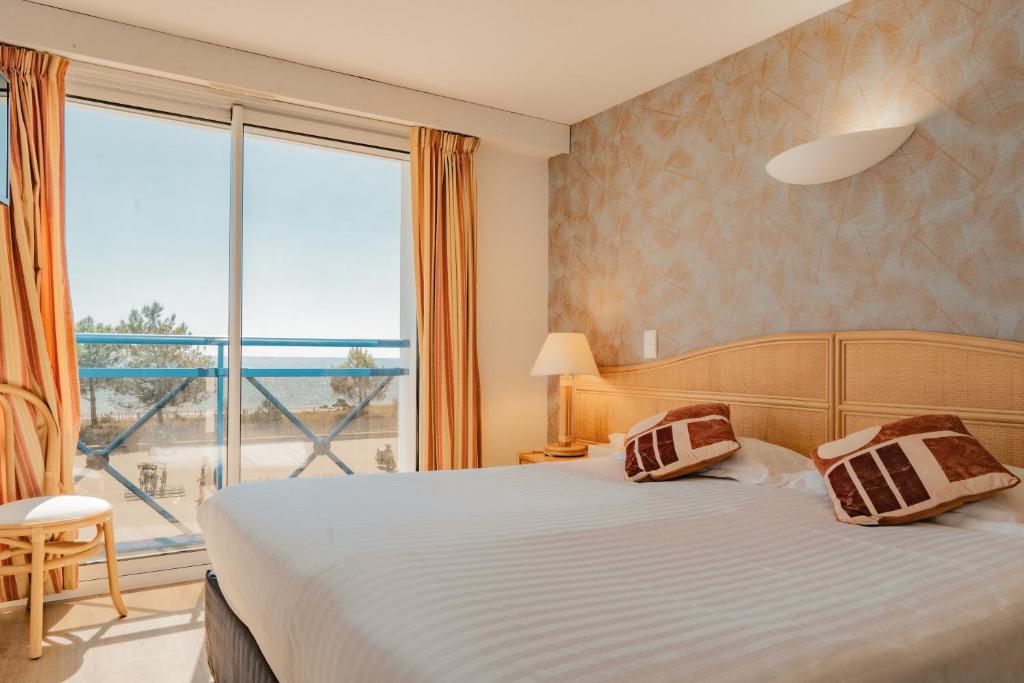 Postel nebo postele na pokoji v ubytování Hôtel Édenia - Spa Estime&Sens