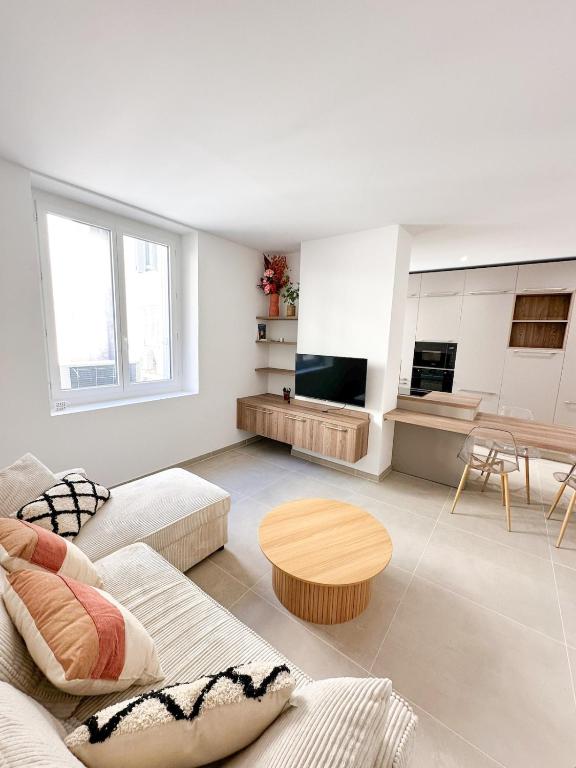 un salon avec un canapé et une table dans l'établissement Charmant T3 au coeur d'Ajaccio, à Ajaccio