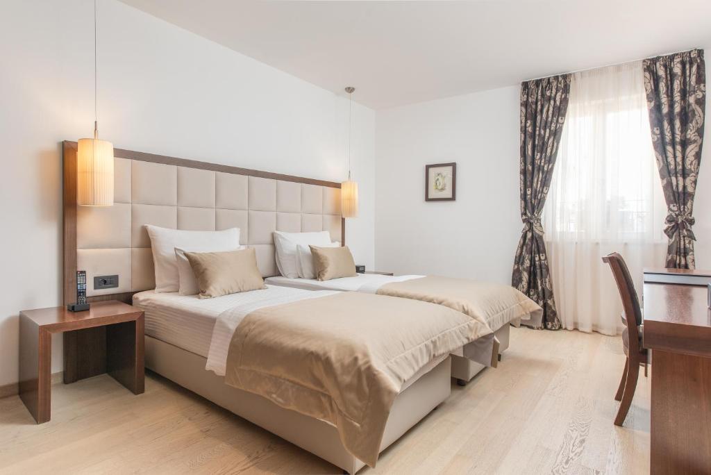 Postel nebo postele na pokoji v ubytování Marmont Heritage Hotel