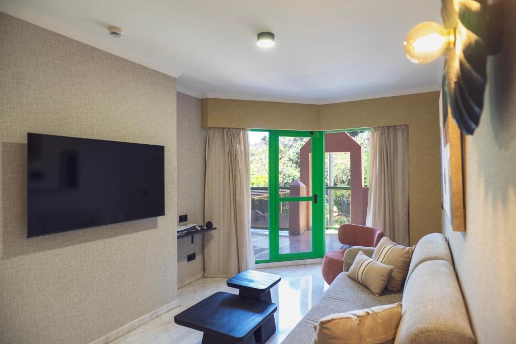 Televízia a/alebo spoločenská miestnosť v ubytovaní Holiday World RIWO Hotel.
