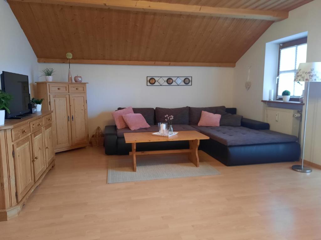 ハウツェンベルクにあるFerienwohnung PanoramaBlickのソファとテーブルのあるリビングルーム