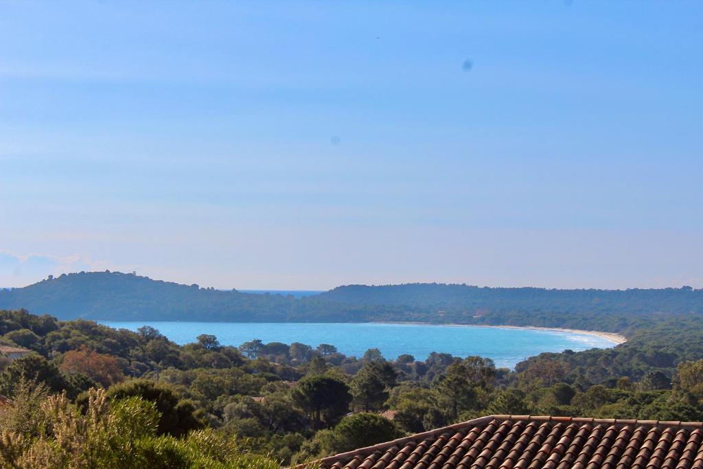 une vue sur une plage et un plan d'eau dans l'établissement Casetta Amandina Pinarellu, à Pinarellu