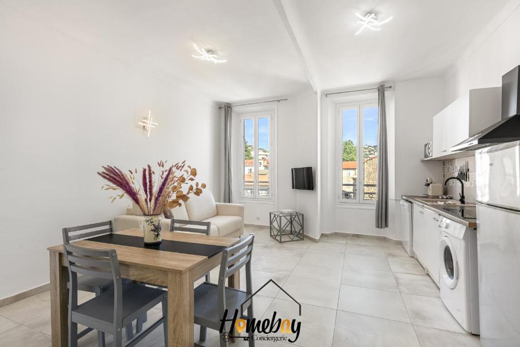 Il comprend une cuisine, un salon et une salle à manger avec une table. dans l'établissement La perla, à Vallauris