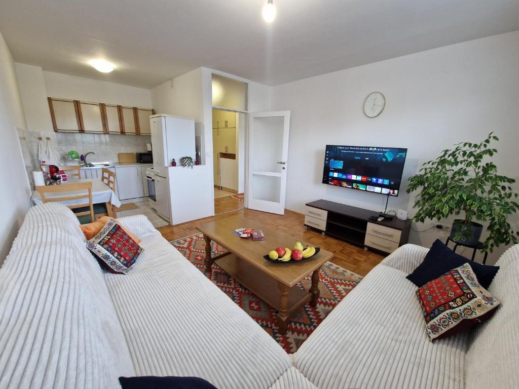 Kuchyň nebo kuchyňský kout v ubytování Matchbox Apartment Sarajevo