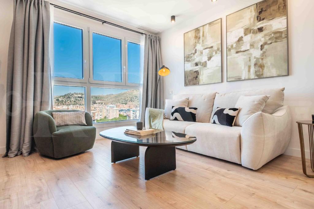 Panoramic views and pool, gym, parking REMS