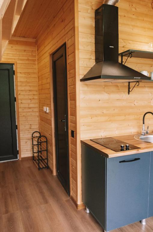 Kuchyň nebo kuchyňský kout v ubytování Kakhshiani Mestia Cottages