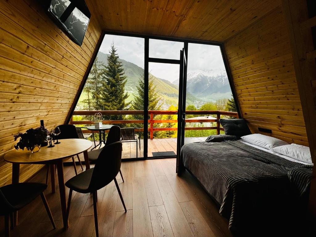 Postel nebo postele na pokoji v ubytování Kakhshiani Mestia Cottages