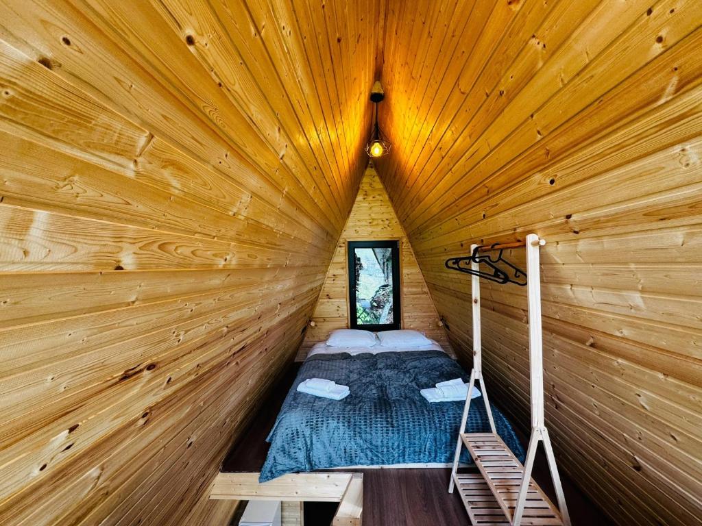 Postel nebo postele na pokoji v ubytování Kakhshiani Mestia Cottages