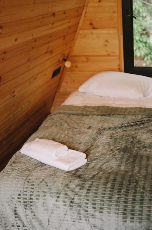Postel nebo postele na pokoji v ubytování Kakhshiani Mestia Cottages