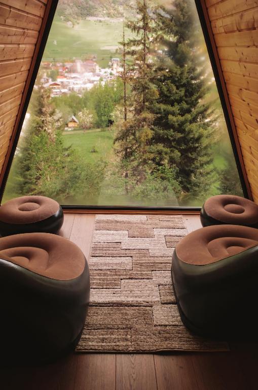 Posezení v ubytování Kakhshiani Mestia Cottages