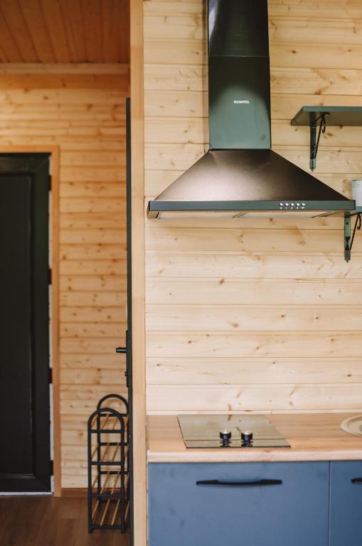 Kuchyň nebo kuchyňský kout v ubytování Kakhshiani Mestia Cottages