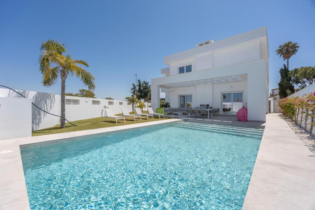 una villa con piscina y una casa en Villa Habana, en Poblado de Sancti Petri