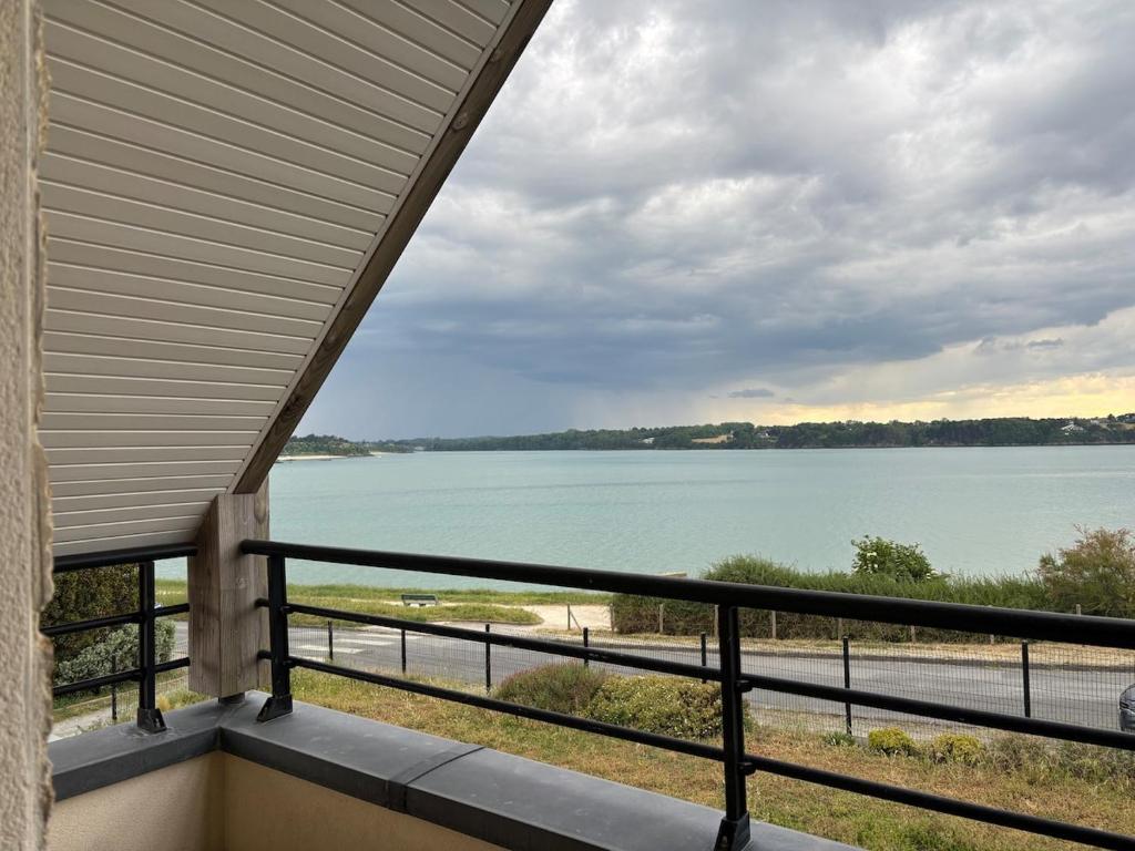 un balcon avec vue sur l'eau dans l'établissement Maison vue mer, à Saint-Jacut-de-la-Mer