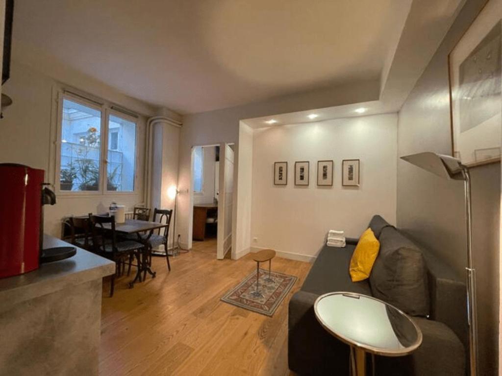 un salon avec un canapé et une table dans l'établissement Le Fleury, à Paris