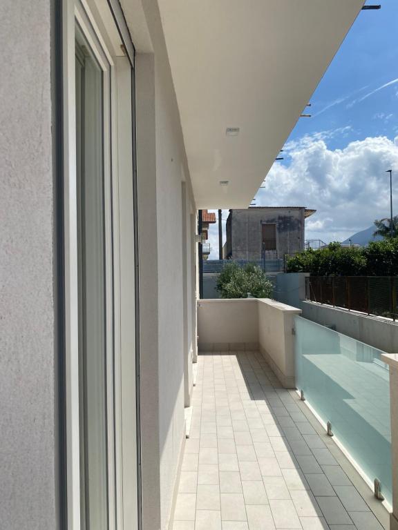 un balcone con vista su un edificio di Harmonia a SantʼAntonio Abate