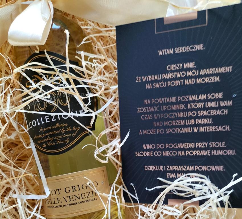 a bottle of wine and a box of cigarettes at Apartament 90m2, do 8 osób, salon, 3 sypialnie in Koszalin