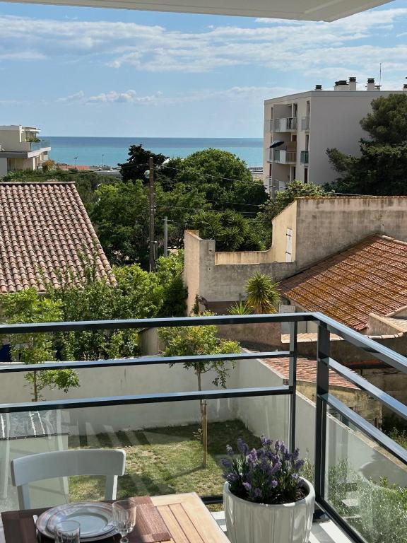 un balcon avec vue sur l'océan dans l'établissement Le Lavandin - classé 3 étoiles, à Sète