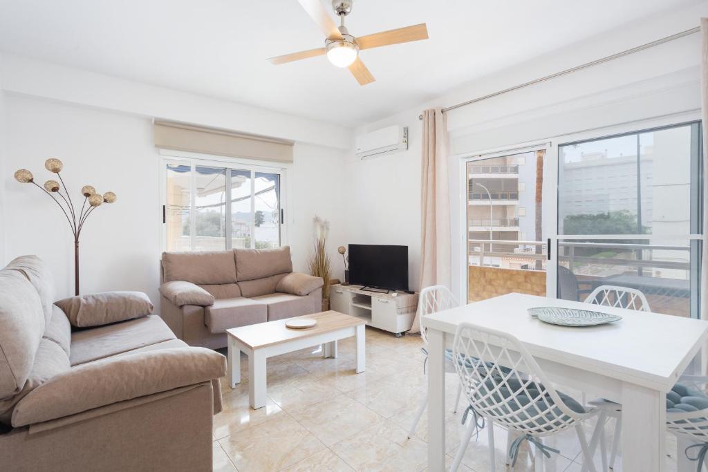 una sala de estar con un sofá y una mesa en Daimuz Holidays, en Daimuz