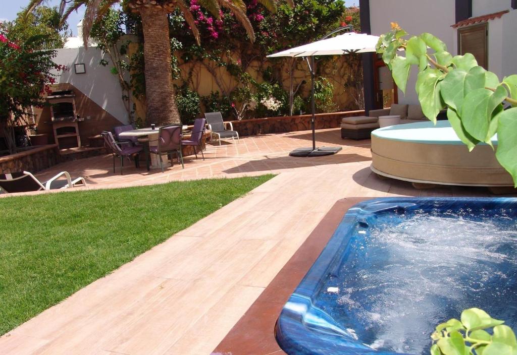 a backyard with a hot tub and a patio at Villa Bea ii in Montana la Data
