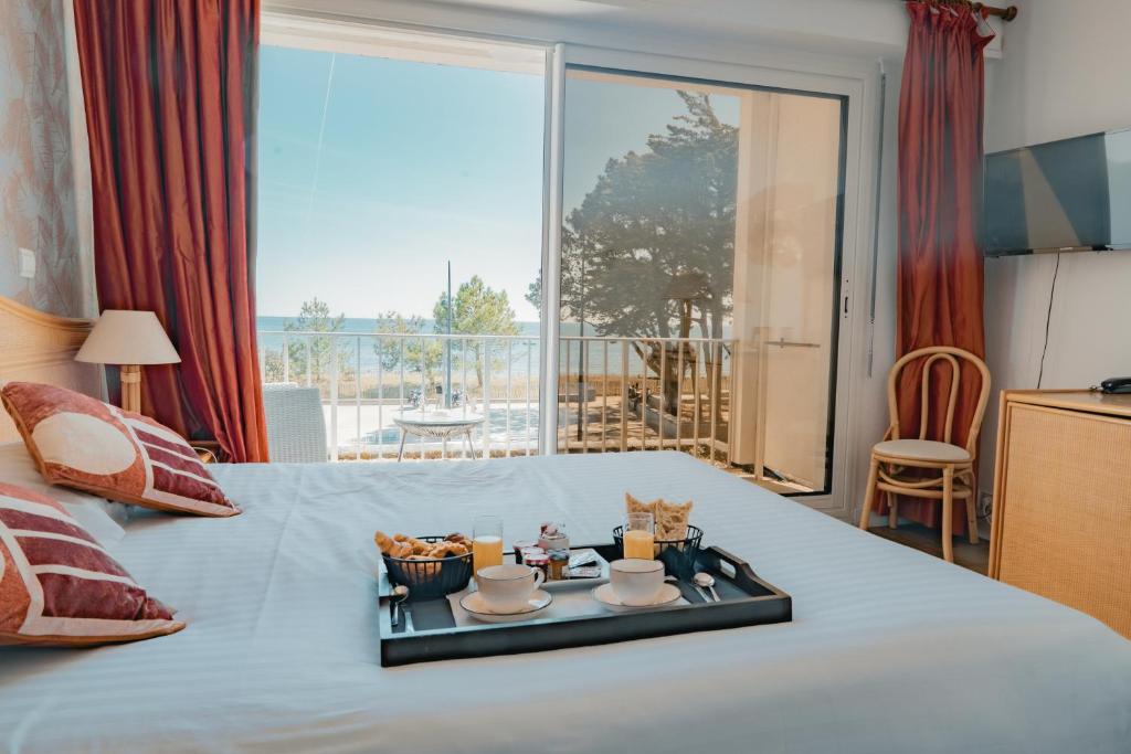 Postel nebo postele na pokoji v ubytování Hôtel Édenia - Spa Estime&Sens