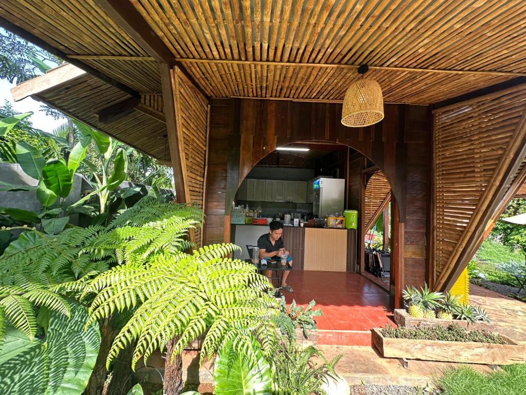 Phòng 4 người nhìn ra vườn