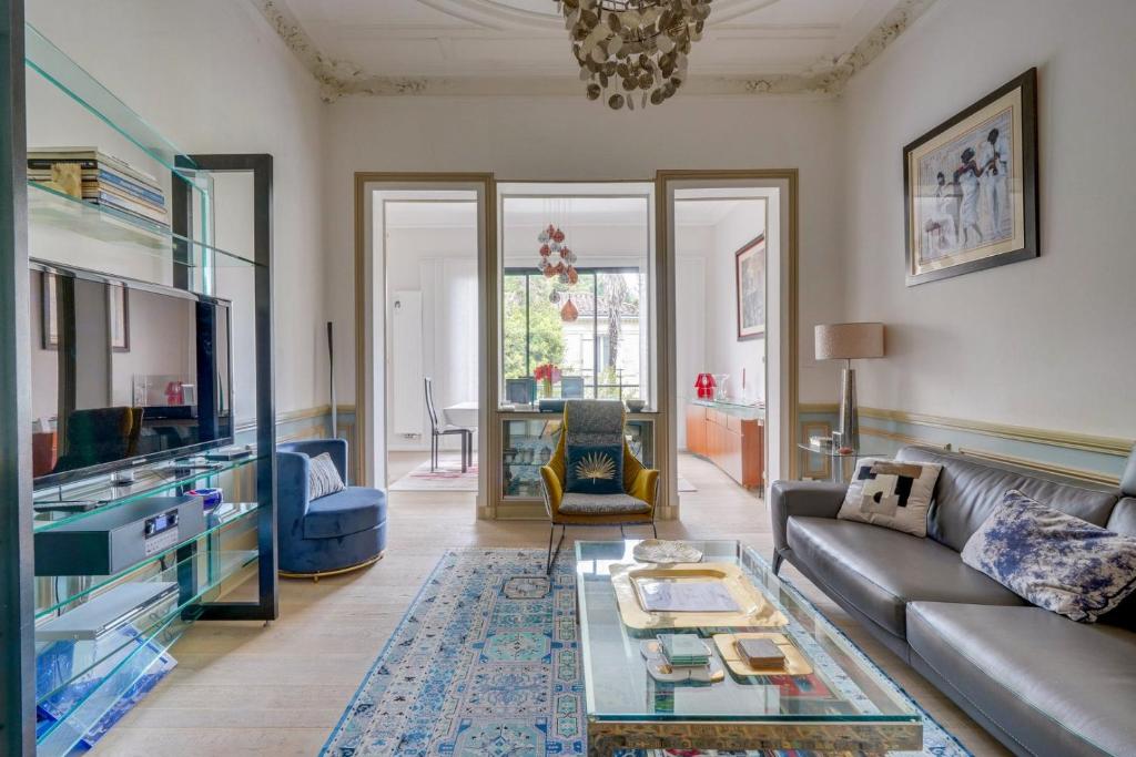 un salon avec un canapé et une table en verre dans l'établissement Magnifique maison à Bordeaux, à Bordeaux