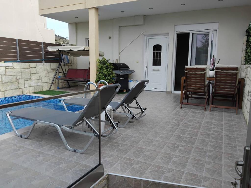 Bazén v ubytovaní “Theeporto” Maisonette with pool alebo v jeho blízkosti