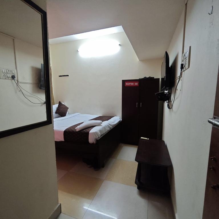 Postel nebo postele na pokoji v ubytování Urban Nest Roomz - Thoraipakkam OMR