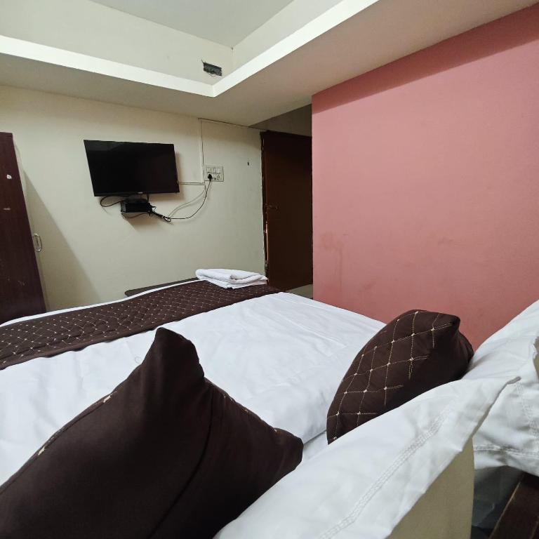 Postel nebo postele na pokoji v ubytování Urban Nest Roomz - Thoraipakkam OMR