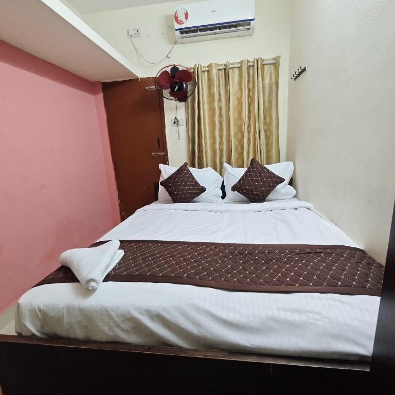 Postel nebo postele na pokoji v ubytování Urban Nest Roomz - Thoraipakkam OMR