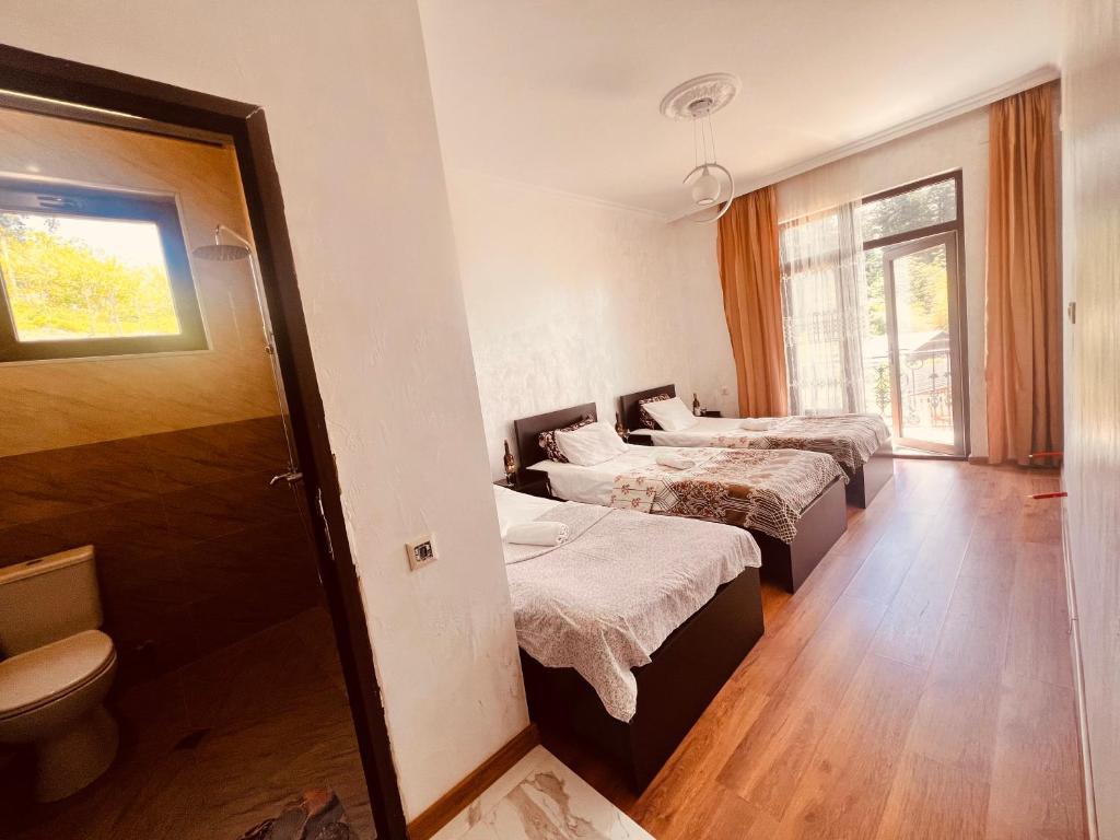 Postel nebo postele na pokoji v ubytování vila chakvi