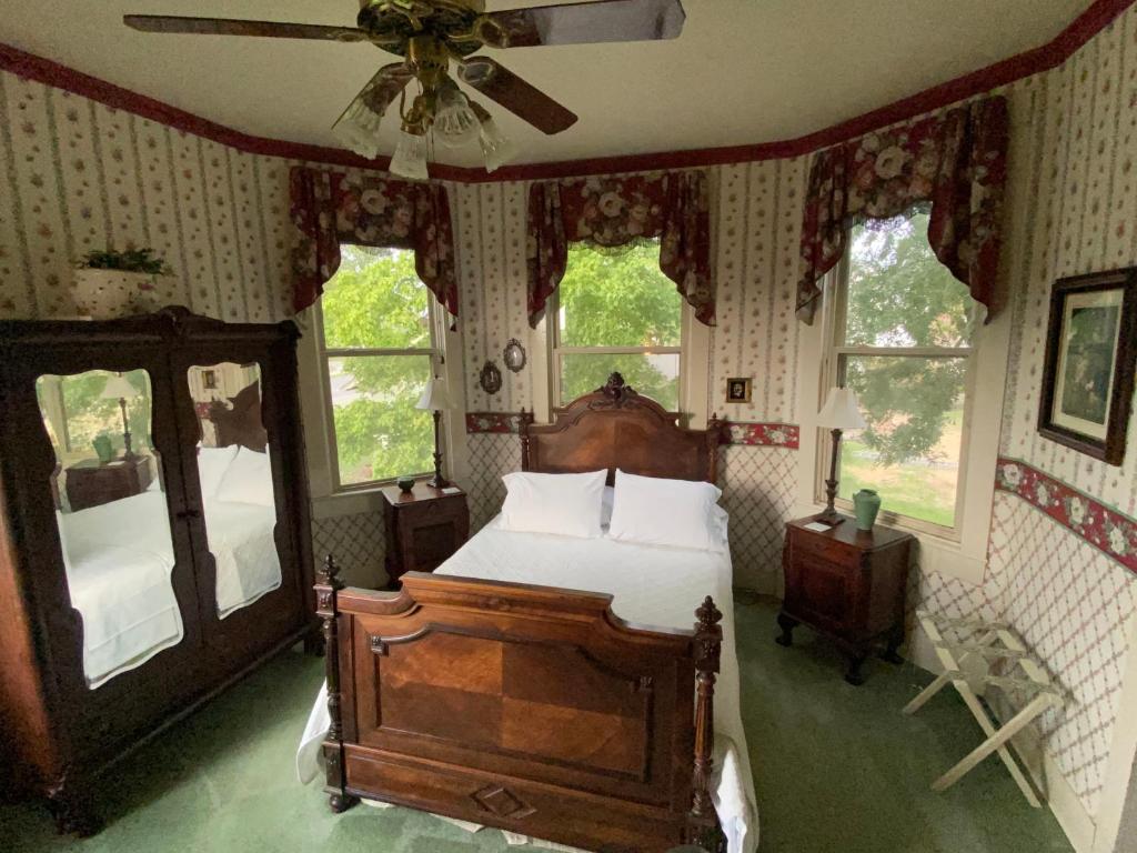 Postel nebo postele na pokoji v ubytování Four Winds Victorian Venue & Suites