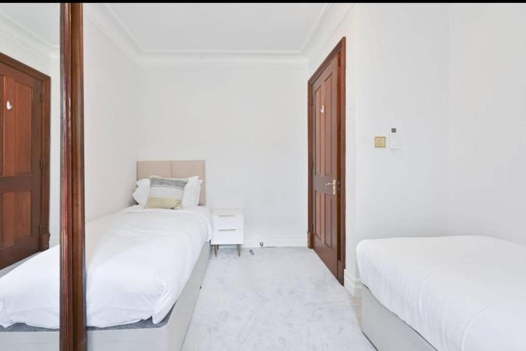 Postel nebo postele na pokoji v ubytování CARLTON COURT - MAYFAIR