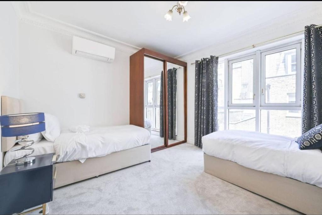 Postel nebo postele na pokoji v ubytování CARLTON COURT - MAYFAIR