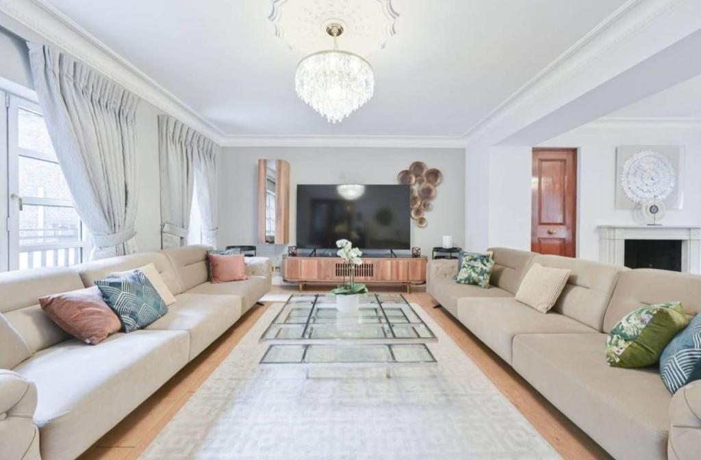TV a/nebo společenská místnost v ubytování CARLTON COURT - MAYFAIR
