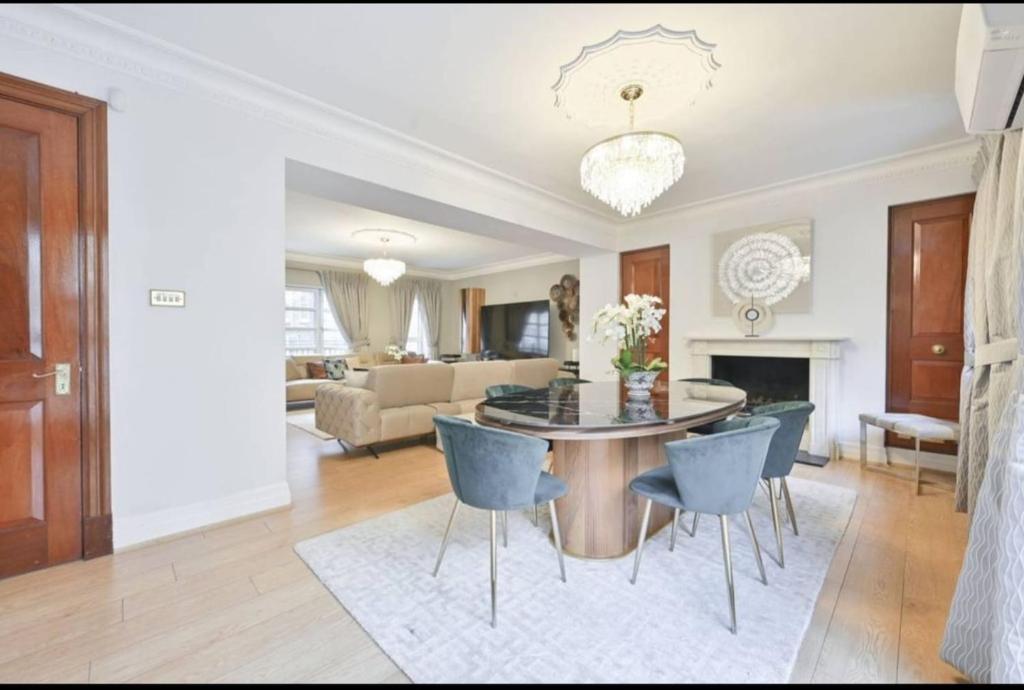 Posezení v ubytování CARLTON COURT - MAYFAIR