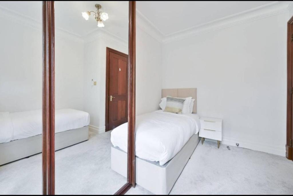 Postel nebo postele na pokoji v ubytování CARLTON COURT - MAYFAIR
