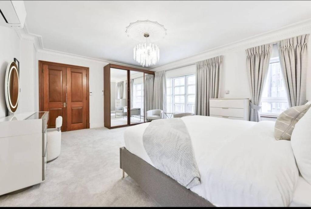 Postel nebo postele na pokoji v ubytování CARLTON COURT - MAYFAIR