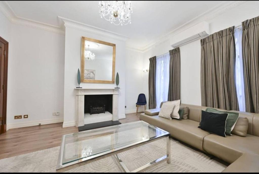 TV a/nebo společenská místnost v ubytování CARLTON COURT - MAYFAIR