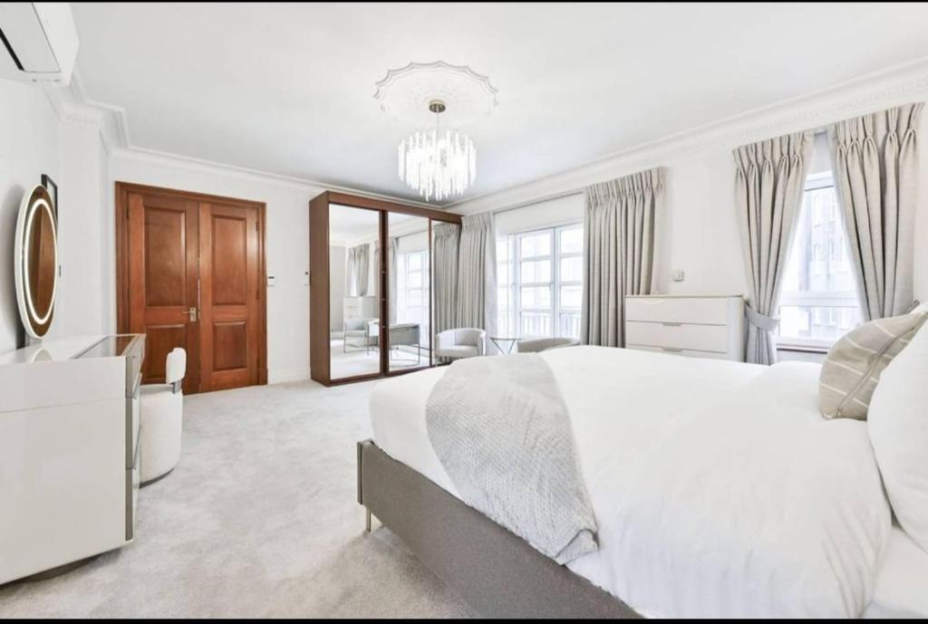 Postel nebo postele na pokoji v ubytování CARLTON COURT - MAYFAIR