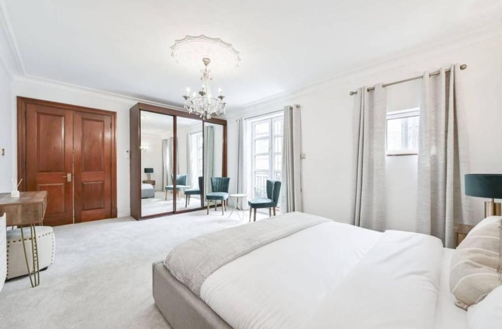Postel nebo postele na pokoji v ubytování CARLTON COURT - MAYFAIR